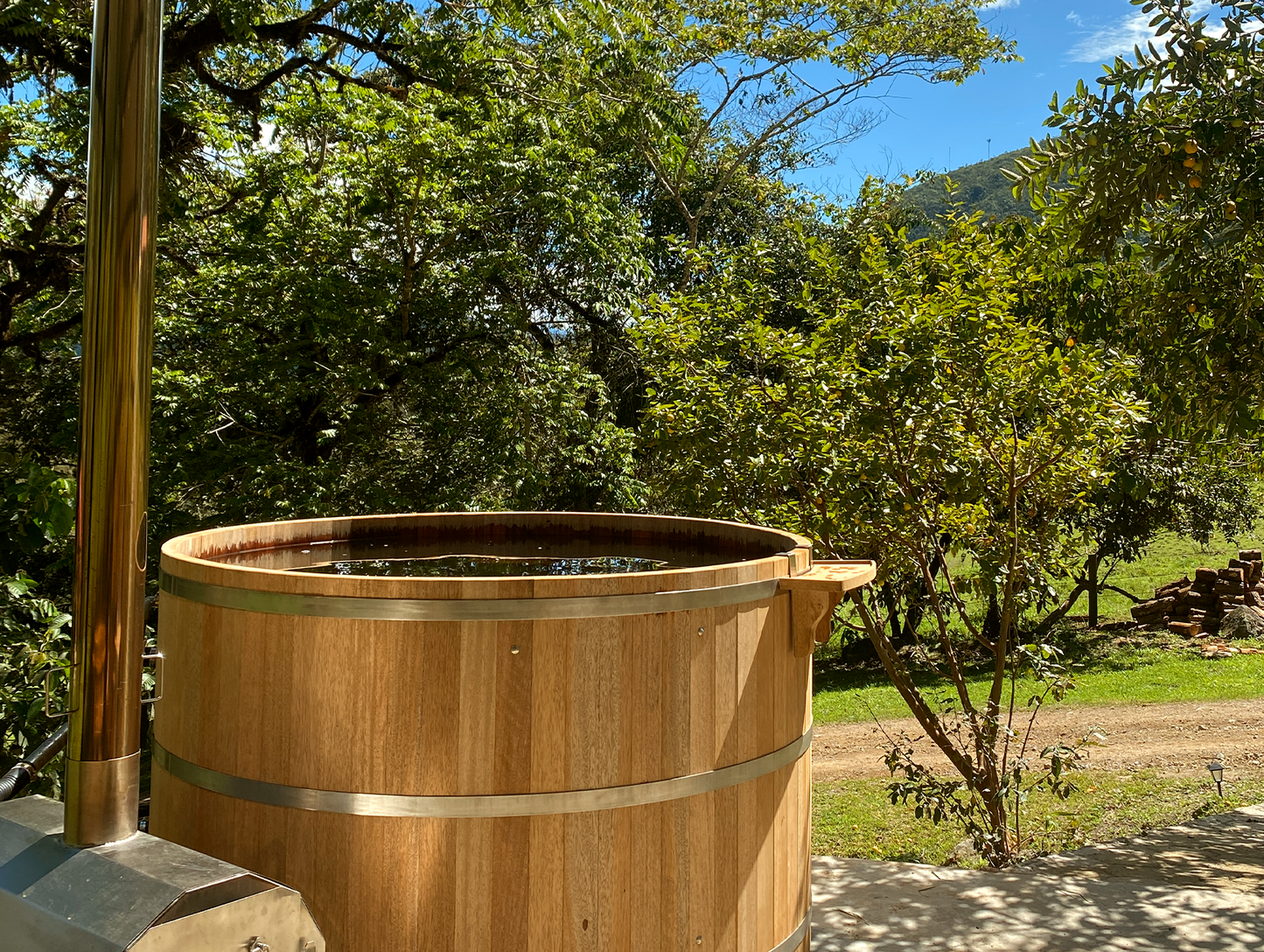 TINA CALIENTE AL AIRE LIBRE